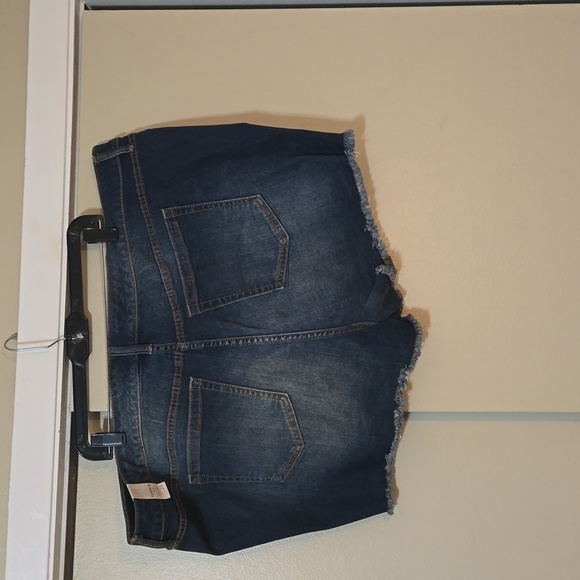 Torrid We Swear By The Fit Ripped Denim Cutoff Shorts Size 26 NWT - Picture 6 of 7